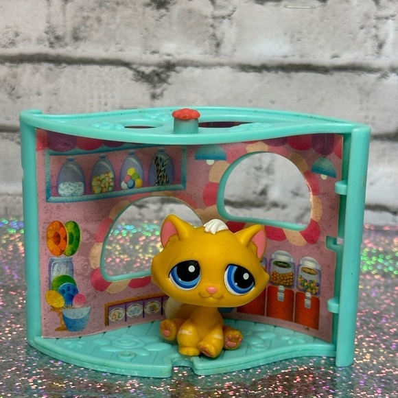 Littlest Pet Shop LPS Cat #349 in Stackable Candy Shop Nook - Picture 1 of 10